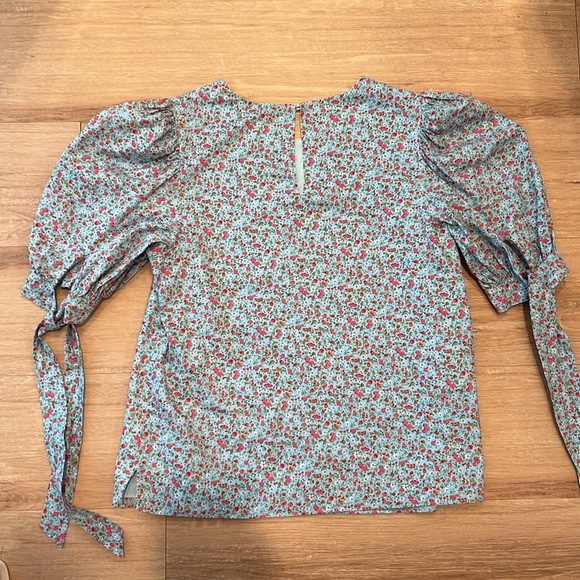 Tuckernuck Hyacinth House Blue Ditsy Floral Fiona Blouse size Small - Picture 8 of 9